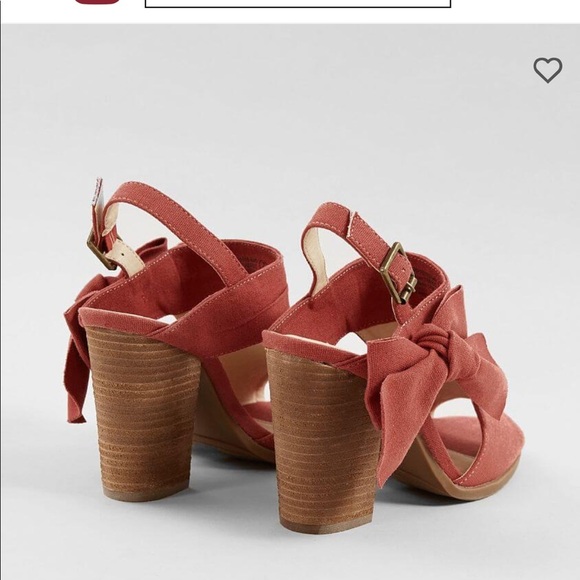 Heels from buckle. - Picture 3 of 7